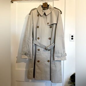 Authentic Burberry Mantel Hillington Trench Coat. NWT, never worn. Women’s size8